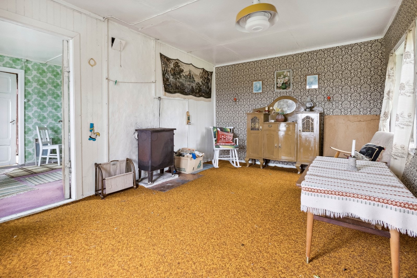Stuen har gamle overflater. Galleribilde