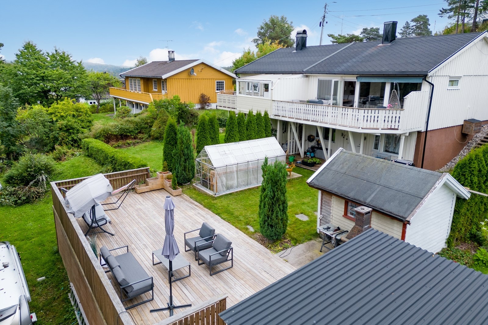 Tomannsboli
g med stor terrasse i forlengelsen av plenen Galleribilde