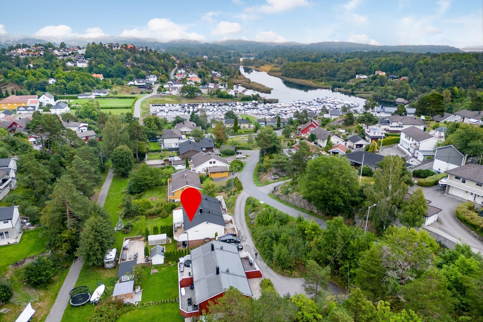 Dronebilde som viser nærhet til sjøen og båthavn Galleribilde