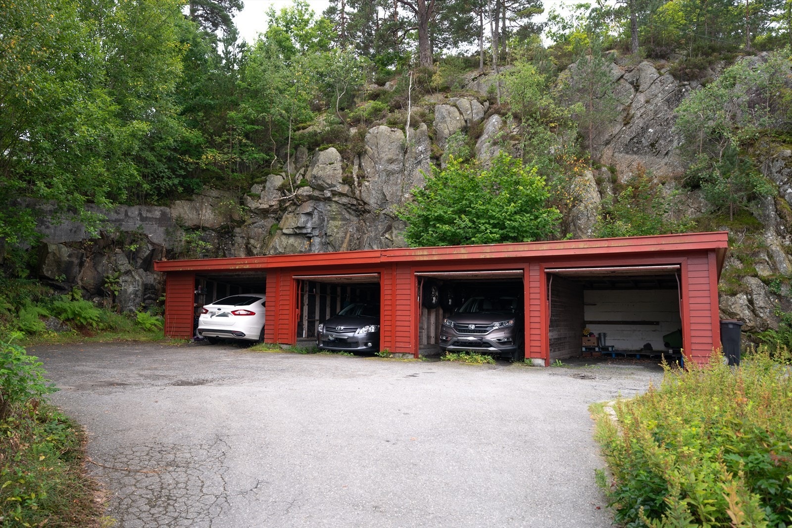 Det medfølger en garasje i rekke Galleribilde