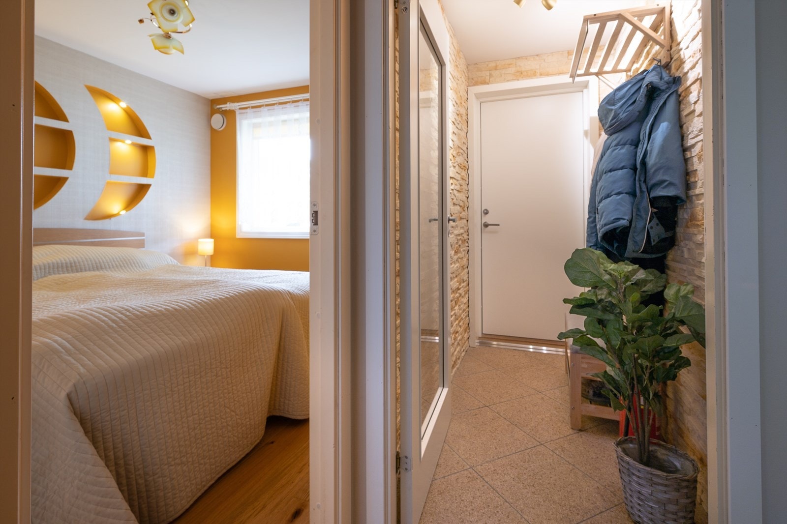 Direkte utgang fra underetasjen til hage og stor solrik terrasse Galleribilde