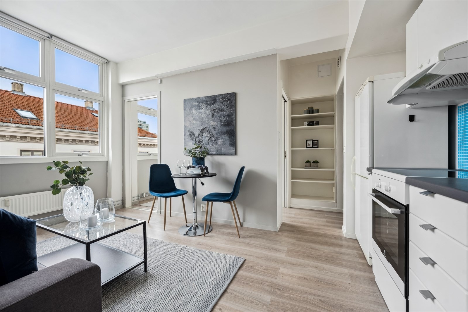 Her er det plass til en hyggelig sofagruppe og spisebordsmøblement. Galleribilde