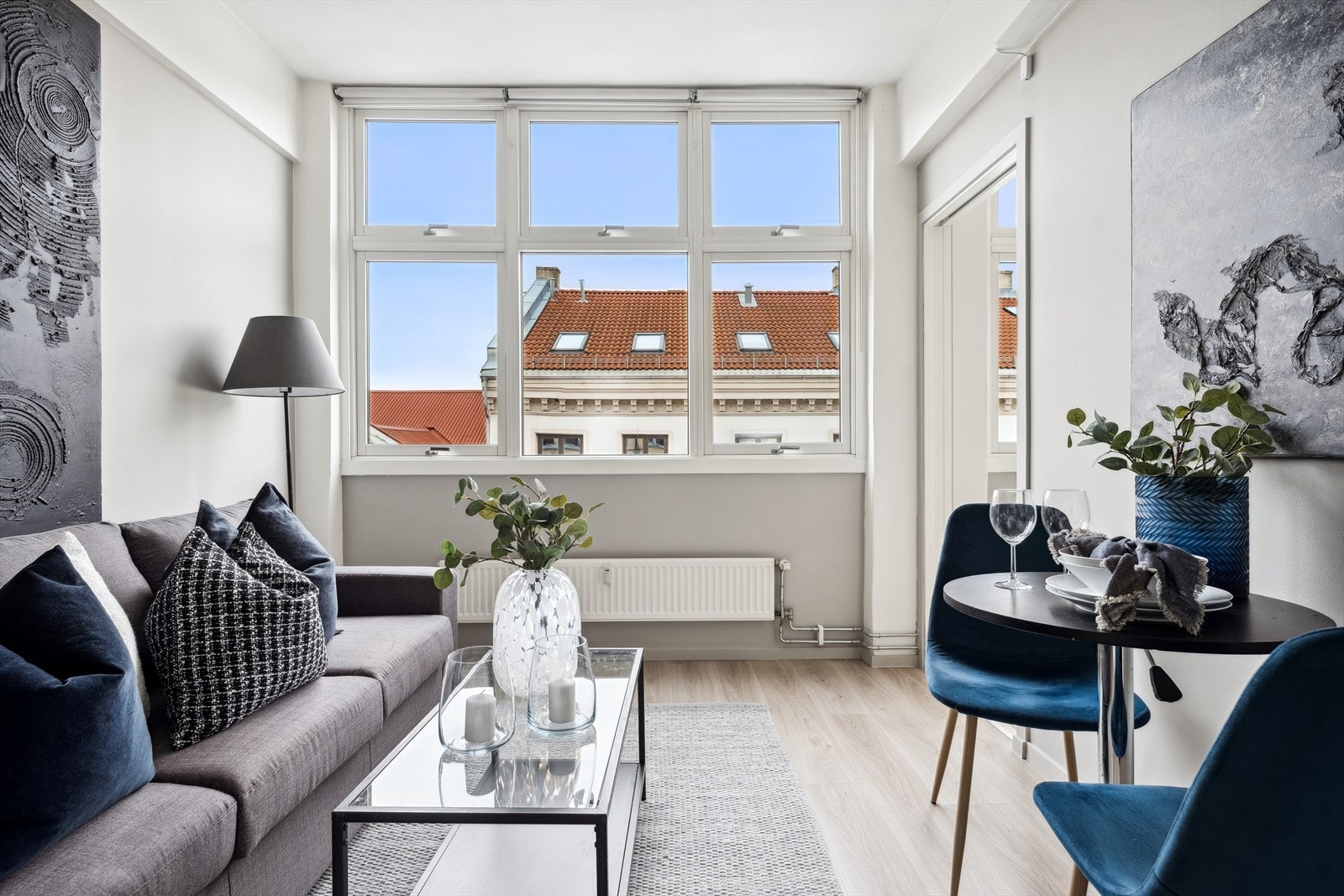 Velkommen til Bidenkaps gate 3! Pen og tiltalende 2-roms med en arealeffektiv og god planløsning. Galleribilde