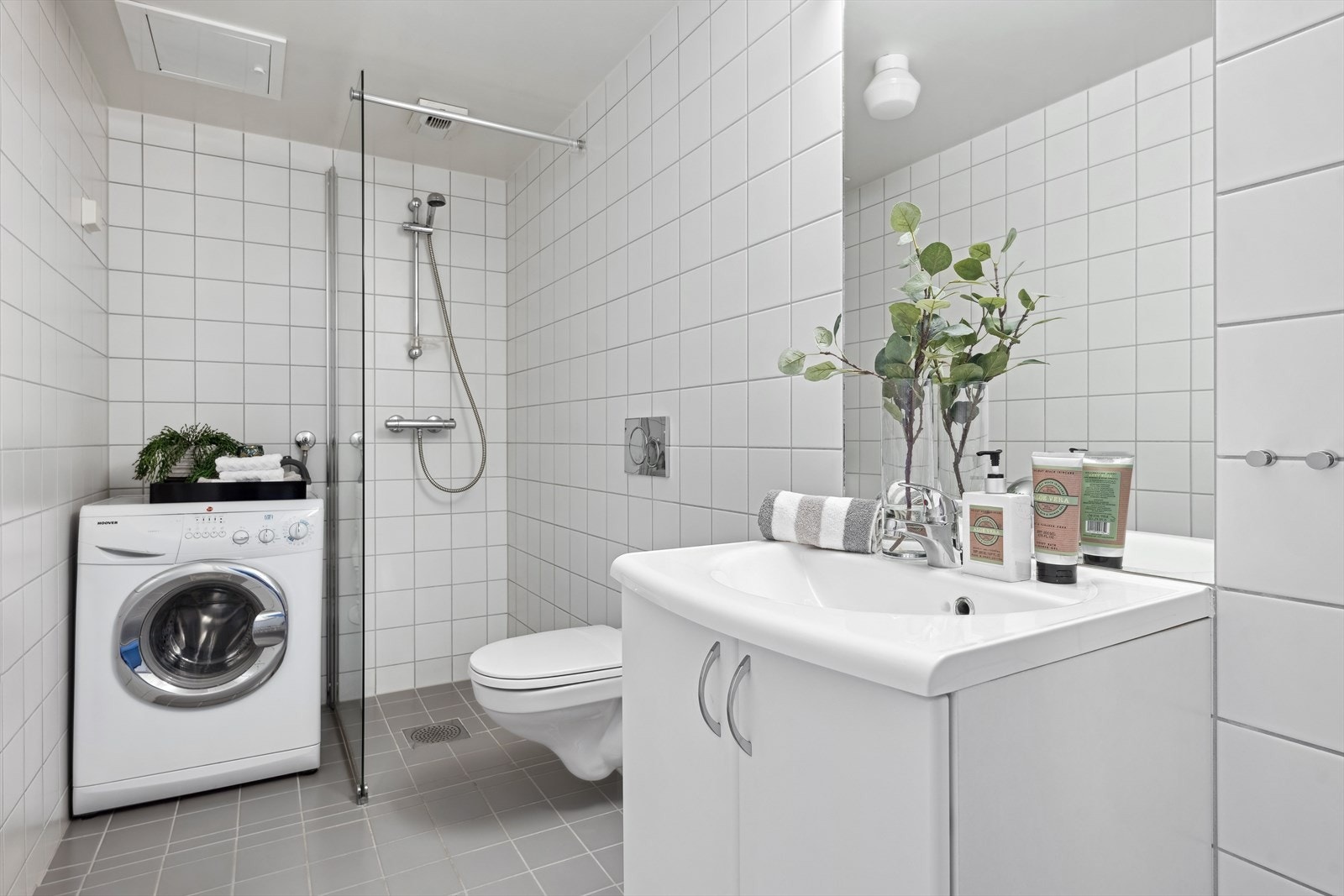 Praktisk og romslig bad med opplegg for vaskemaskin. Galleribilde