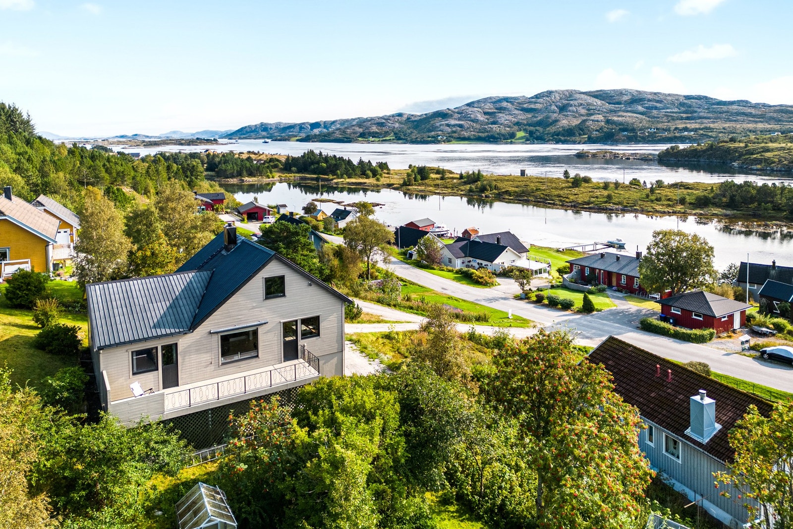 Høy og fin beliggenhet ca 1 km fra Rørvik sentrum. Flott utsikt mot skipsleia! Galleribilde