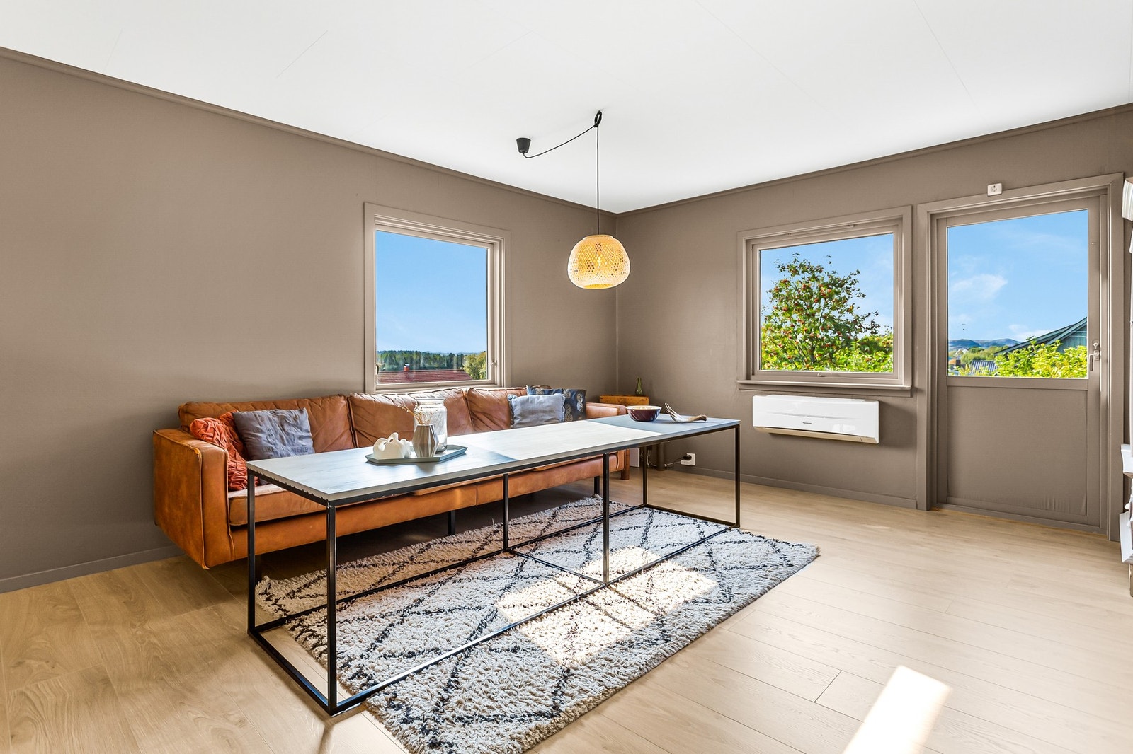 Utgang fra stuen til koselig terrasse Galleribilde