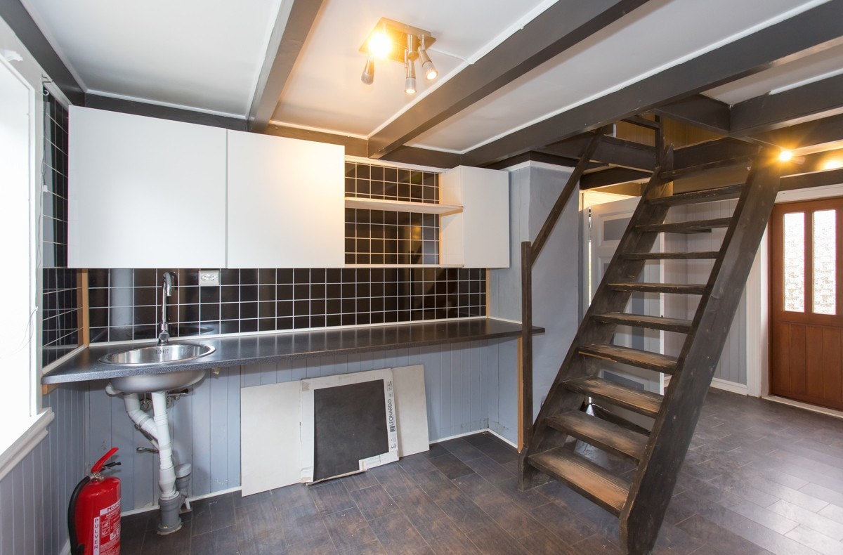 Grovkjøkken/gang med adkomst loft Galleribilde