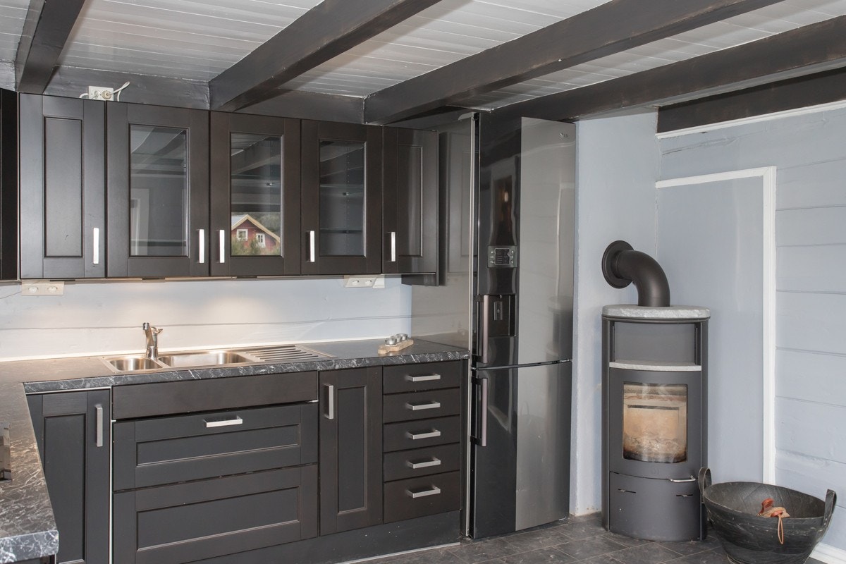 Kjøkken - god peisovn installert. Galleribilde