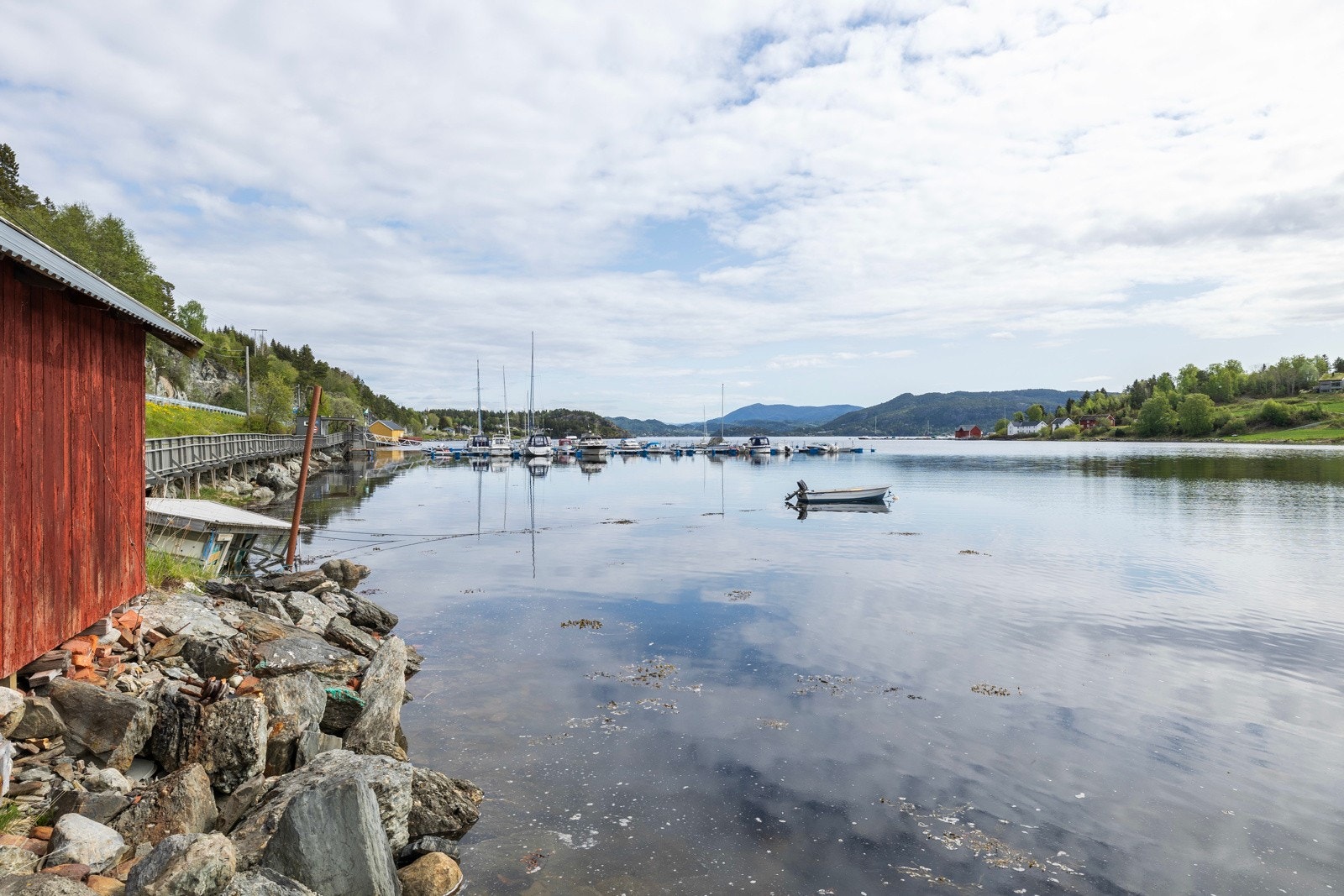 Småbåthavnen i Vågen ligger ca 3 km. fra boligen. Galleribilde