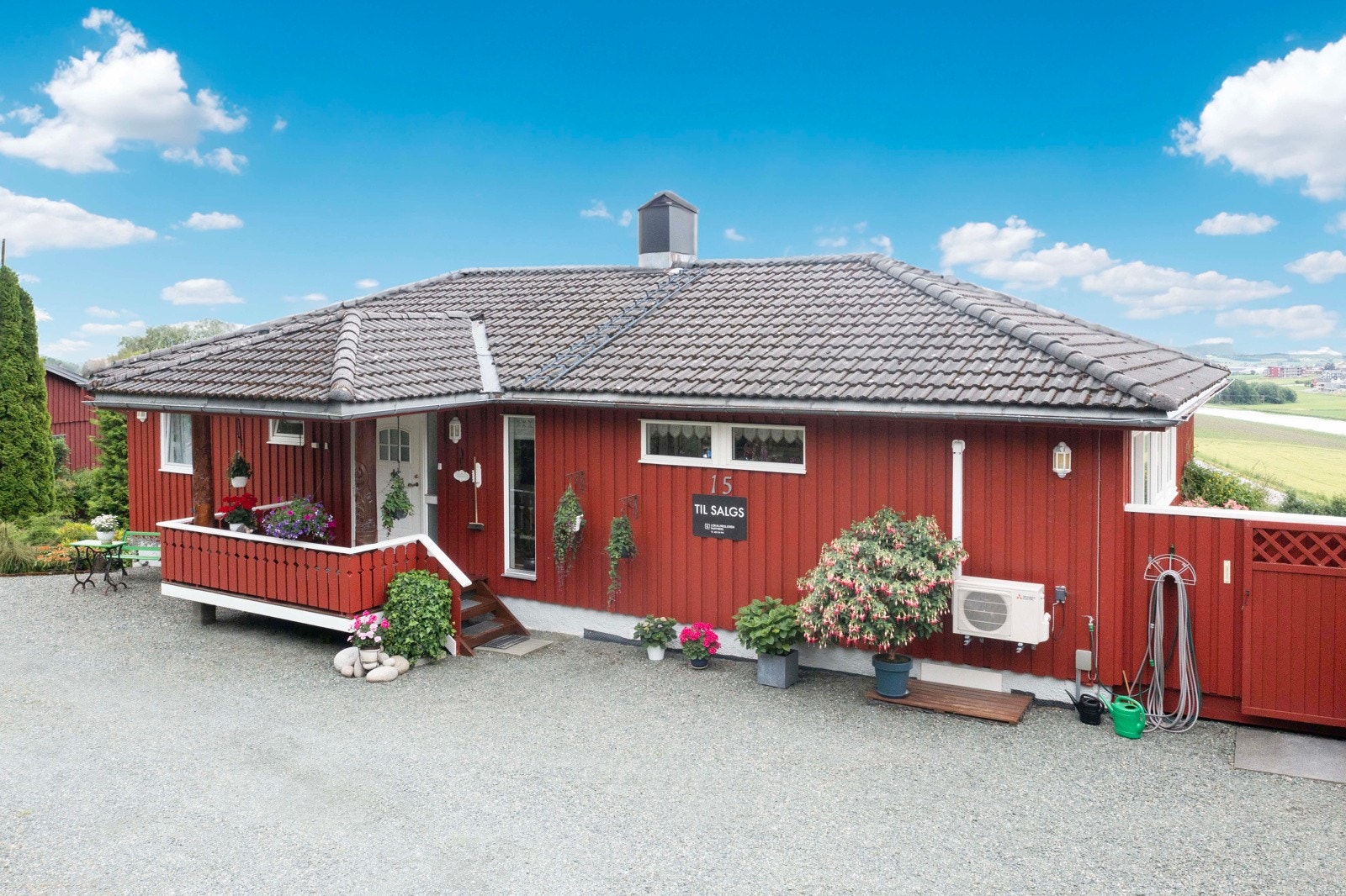Fasade og gårdsplass fremside Galleribilde