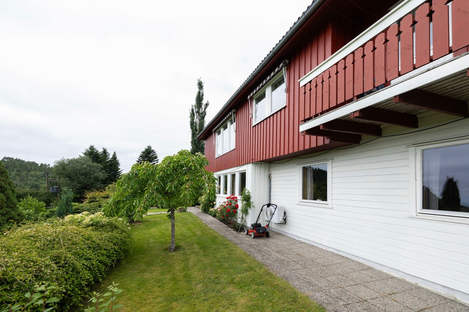 Fasade/hage bakside Galleribilde