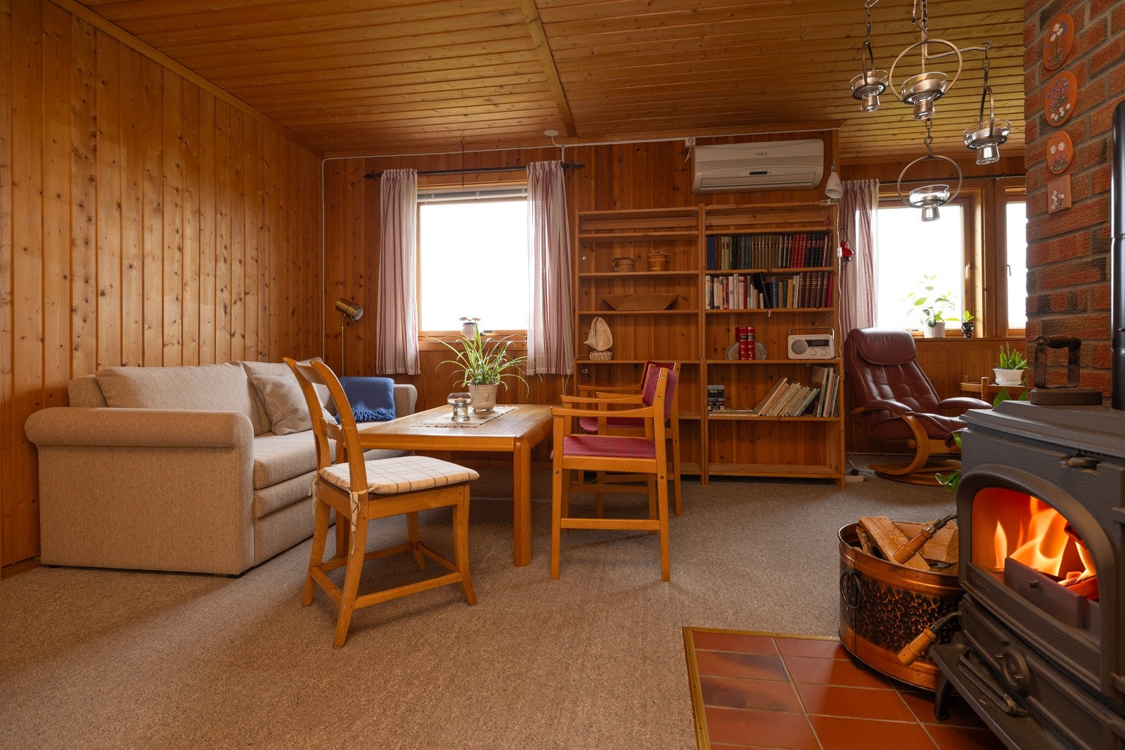 Kjellerstue med peisovn. Galleribilde