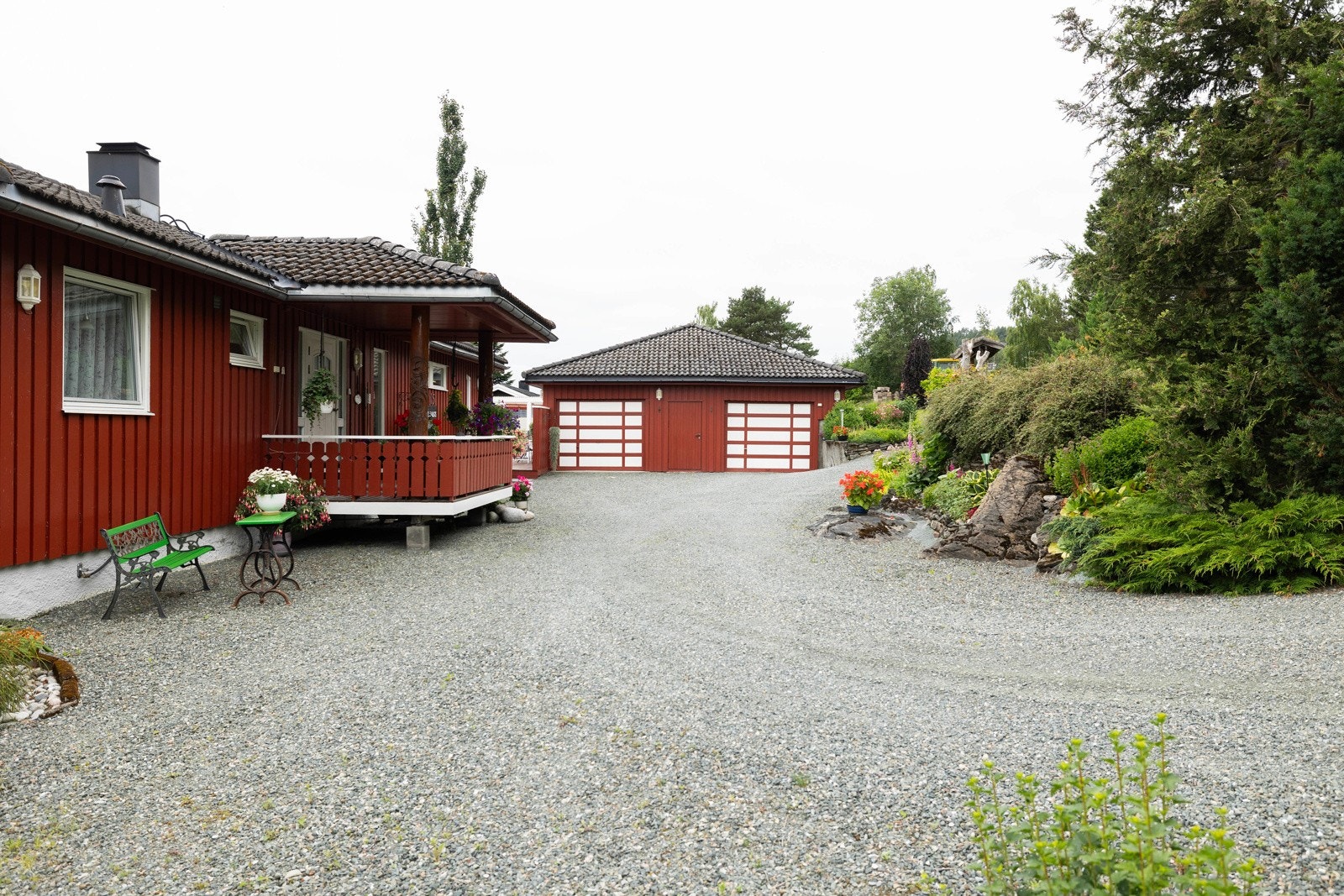 Gårdsplass med rundkjøring/to utkjøringer. Galleribilde