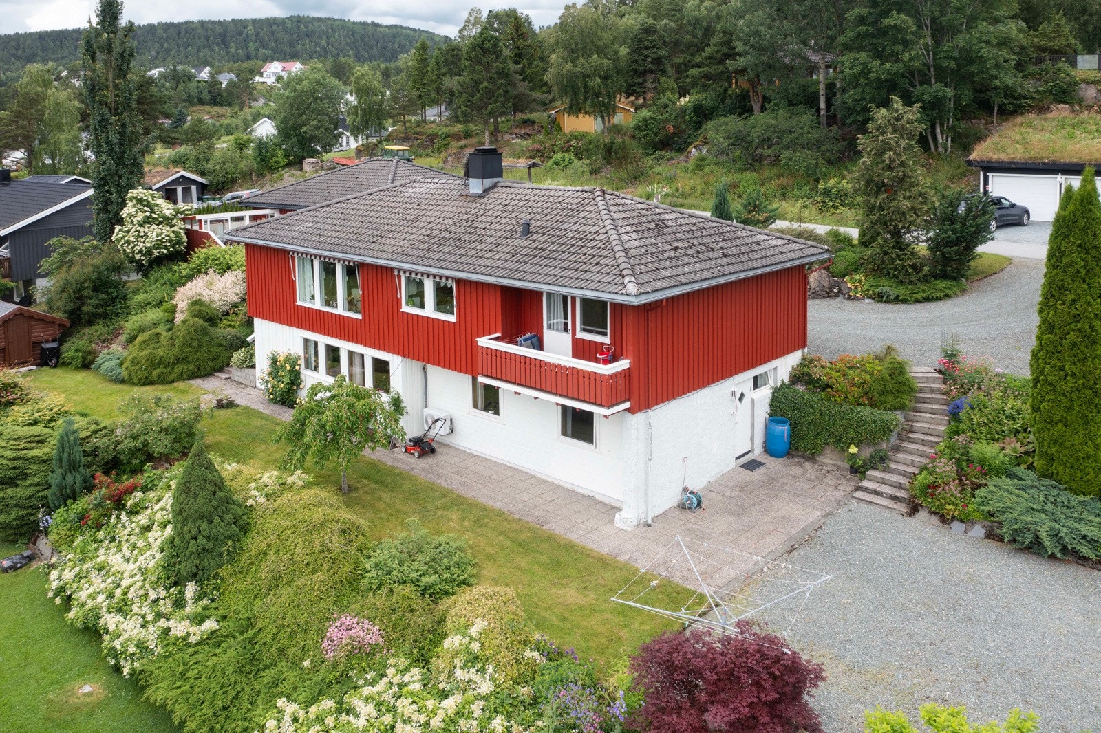 Dronefoto fasade. Stabbur på ca. ca 8 kvm til venstre i bildet. Galleribilde