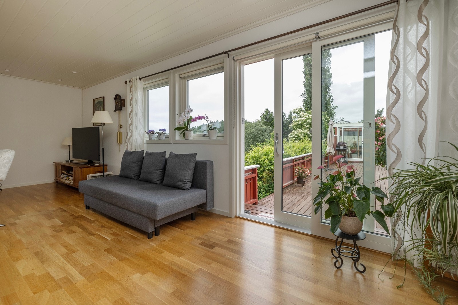 Store vinduer slipper inn mye lys, og byr på en fantastisk utsikt. Heve skyvedør med utgang til terasse på ca. 43 kvm. Galleribilde