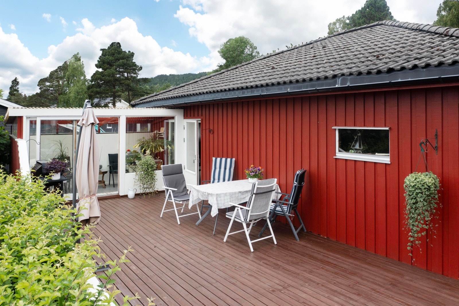 Stor terrasse på ca. 43 kvm på siden av garasje. Hagestue til høyre for paviljong Galleribilde
