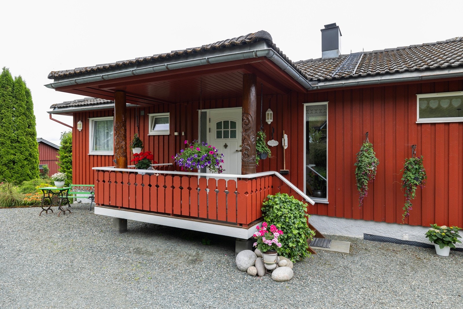 Overbygd inngangsparti med terrasse på ca. 7 kvm. Galleribilde