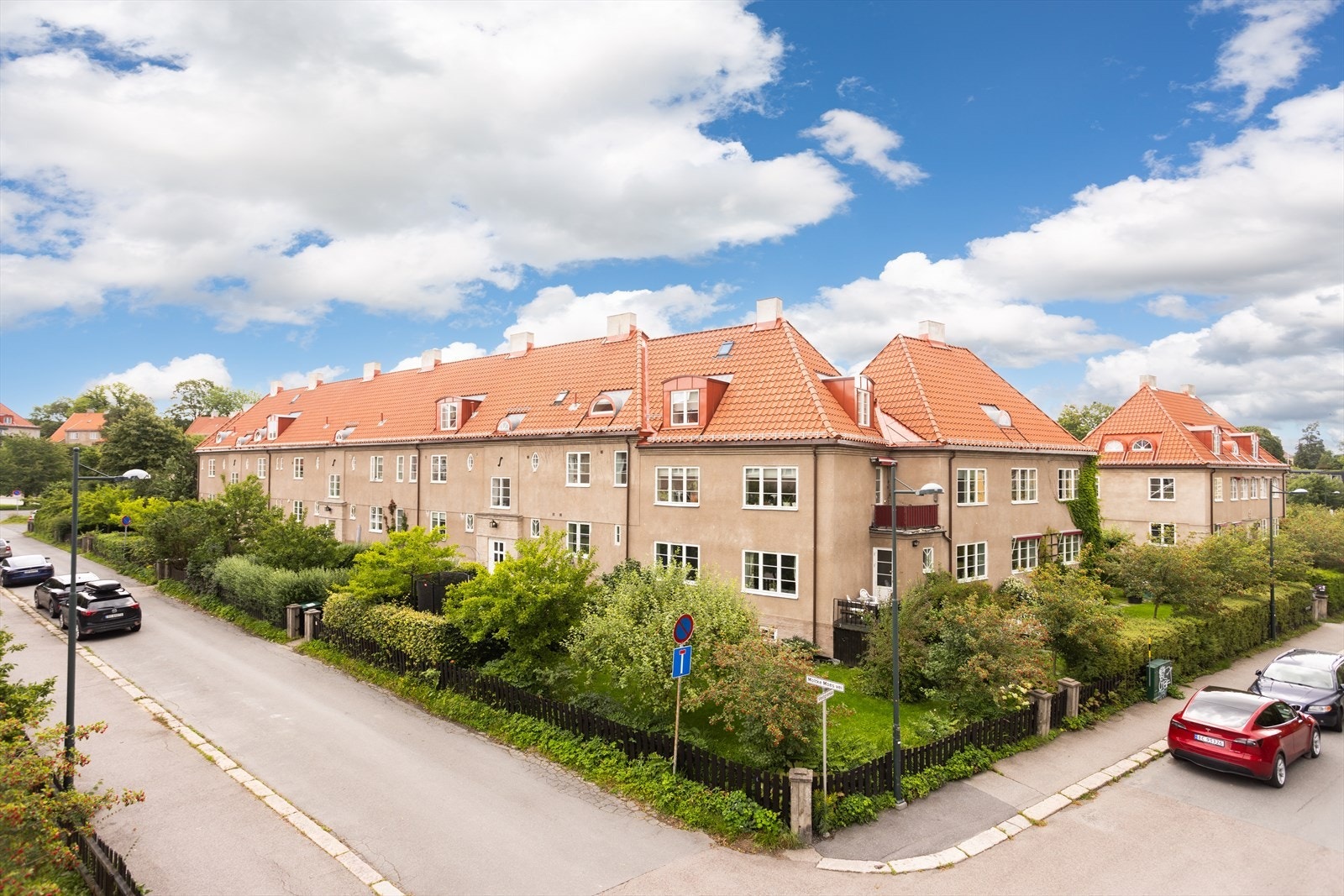 Her bor man med kort vei til skoler og barnehagetilbud, offentlig kommunikasjon og en rekke servicetilbud. Galleribilde