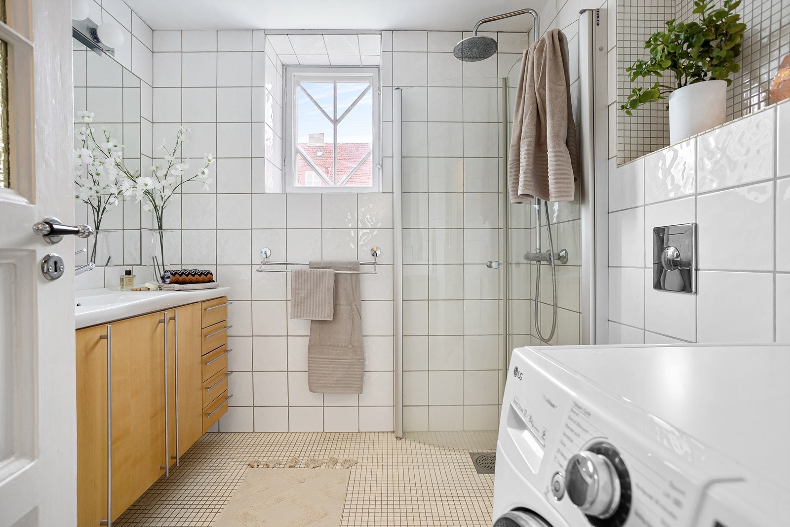 Badet er fra ukjent årstall, og består av vegghengt wc, servant i diverse innredning og dusj i hjørne med innadslående dører. Galleribilde