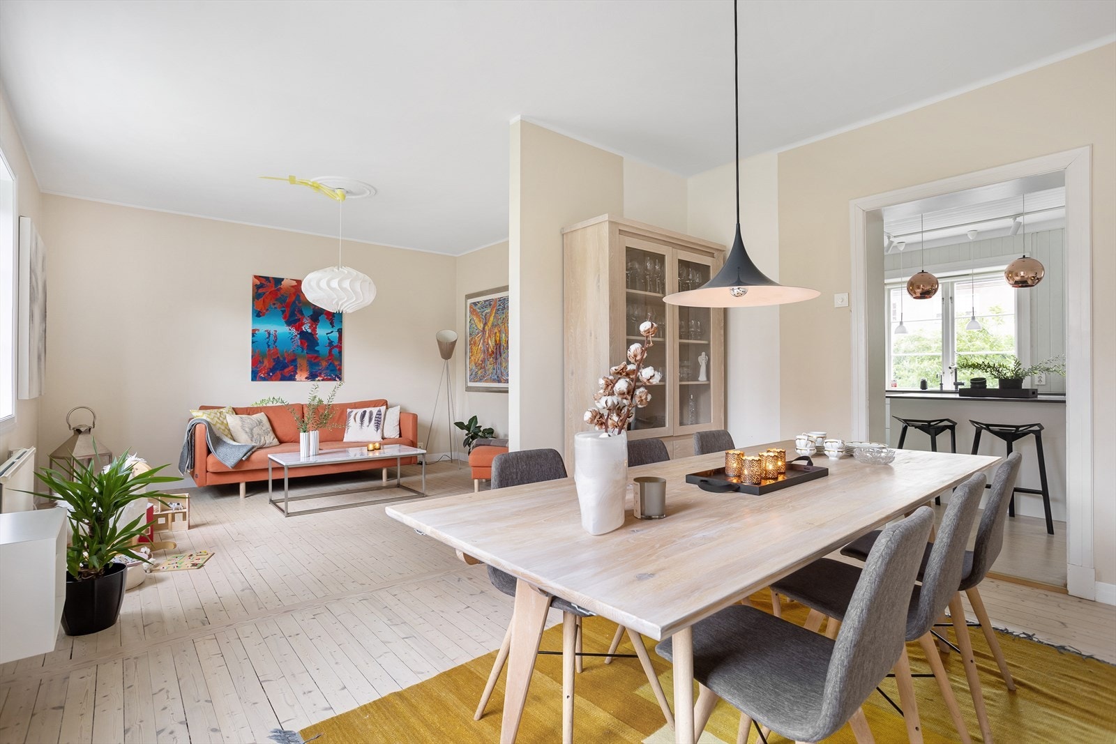Stuen har god plass til diverse innredning med naturlige soner for både sofaseksjon og spisebord. Galleribilde