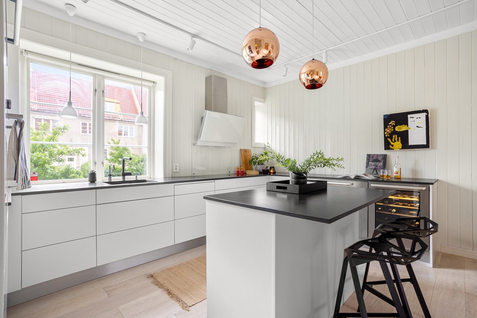 Innredningen består av sten benkeplate, glassplate over benk ved platetopp, ventilator vifte og underlimt kum. Galleribilde