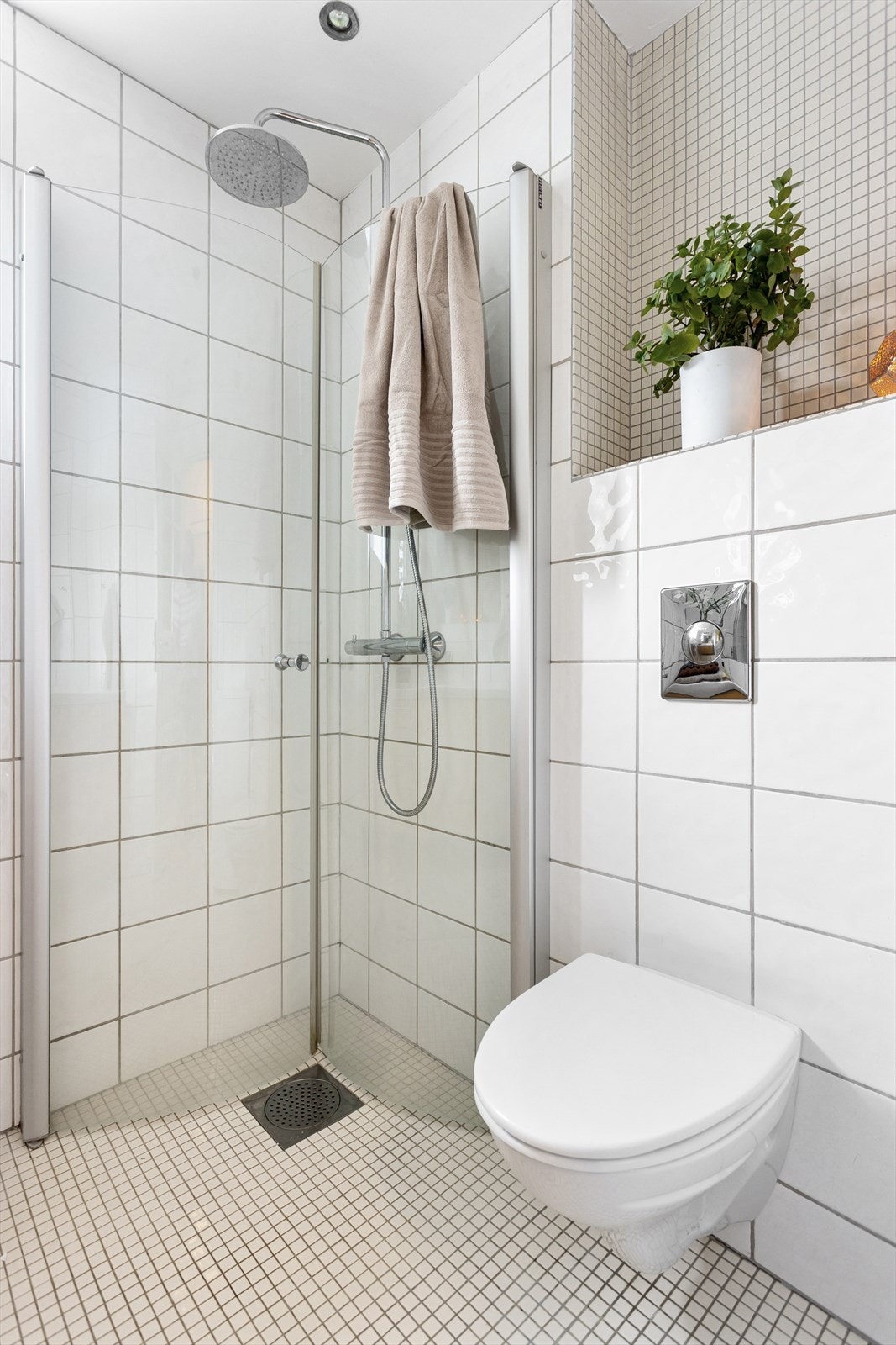 Det er flislagt gulv med elektriske varmekabler og opplegg for vaskemaskin på badet. Galleribilde