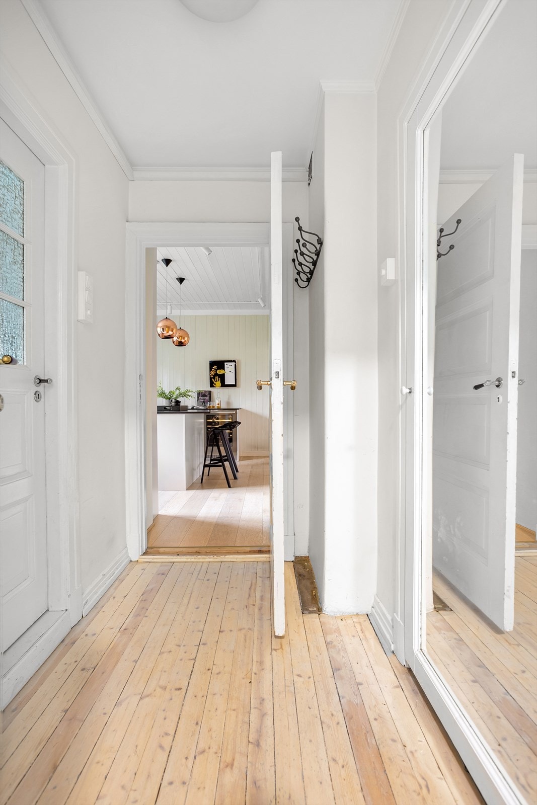 Etasjen har i tillegg et praktisk baderom som ligger godt tilbaketrukket fra oppholdsrommene og i fin tilknytning til entréen. Galleribilde