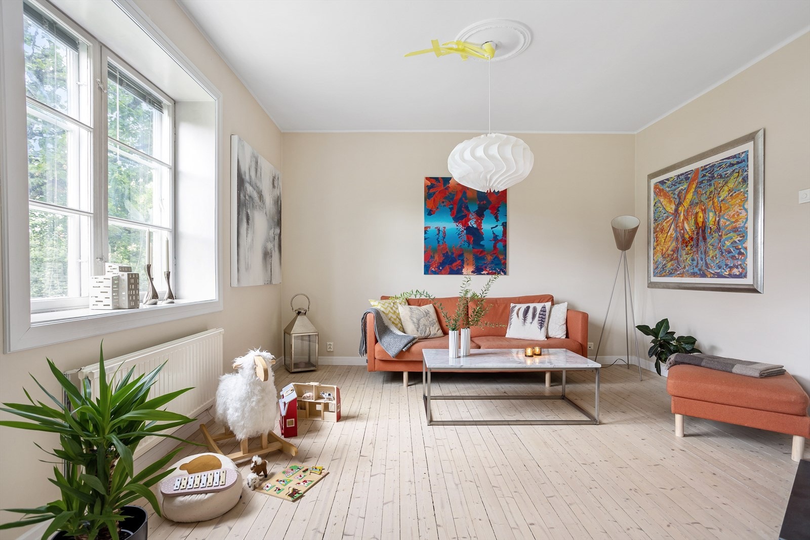 Boligen ligger i byggets 1.etasje med utbygget kjeller, og har en innholdsrik og familievennlig romløsning. Galleribilde