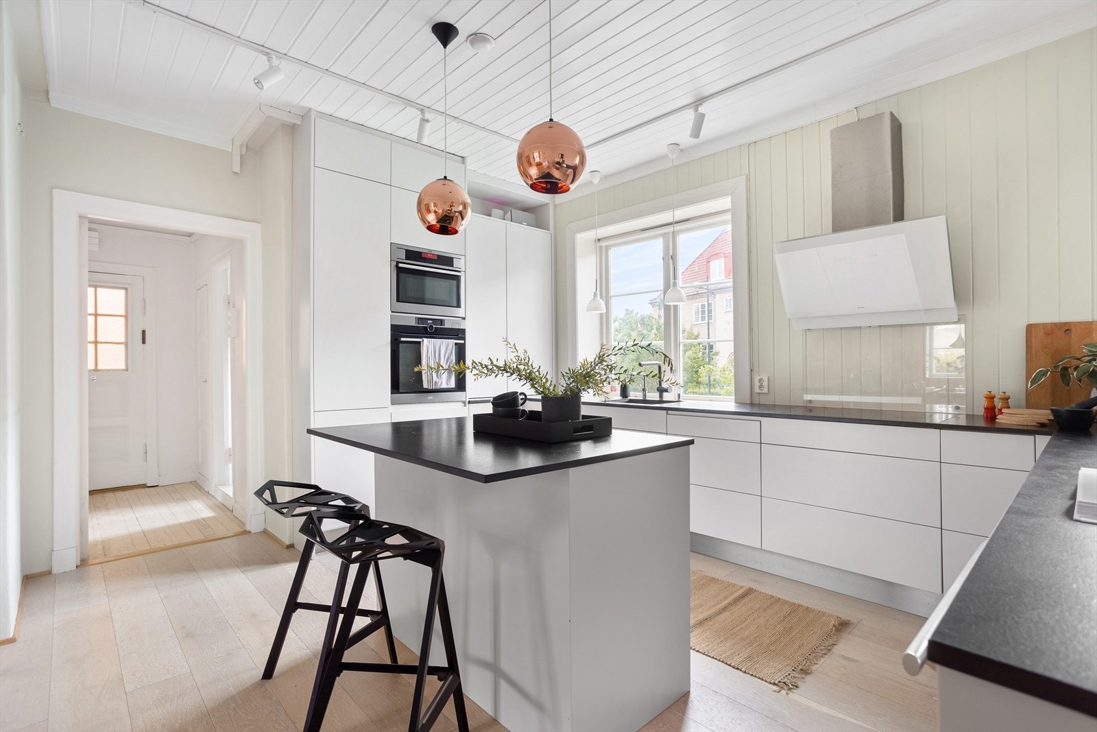 Praktisk kjøkkenøy med barløsning - perfekt for de enklere måltid. Utformingen gir rikelig med plass til både oppbevaring og matlaging. Galleribilde