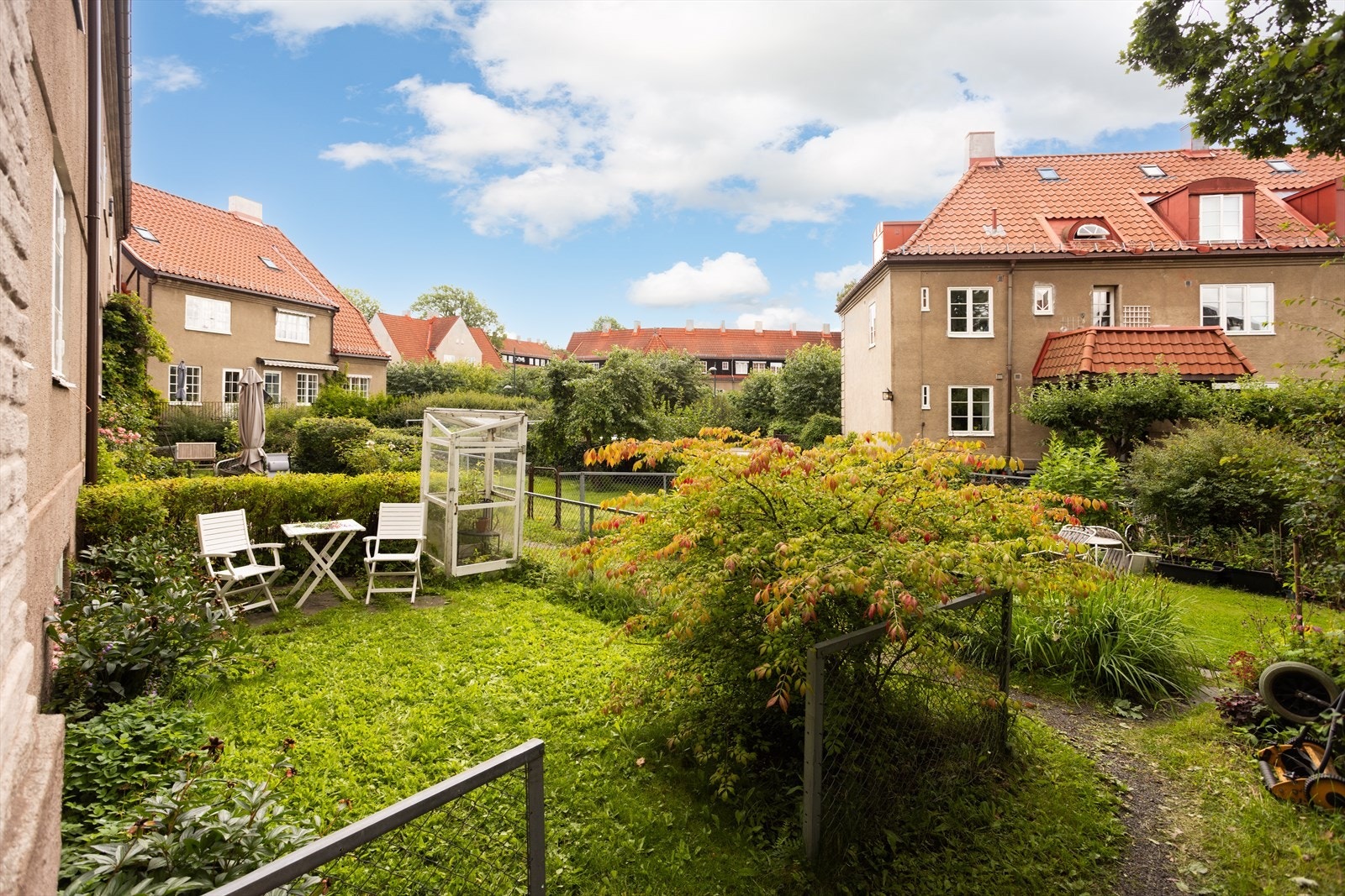 Den andre hageparsellen ligger fint vendt mot det indre gårdrommet som skaper trygge omgivelser for de aller minste. Galleribilde