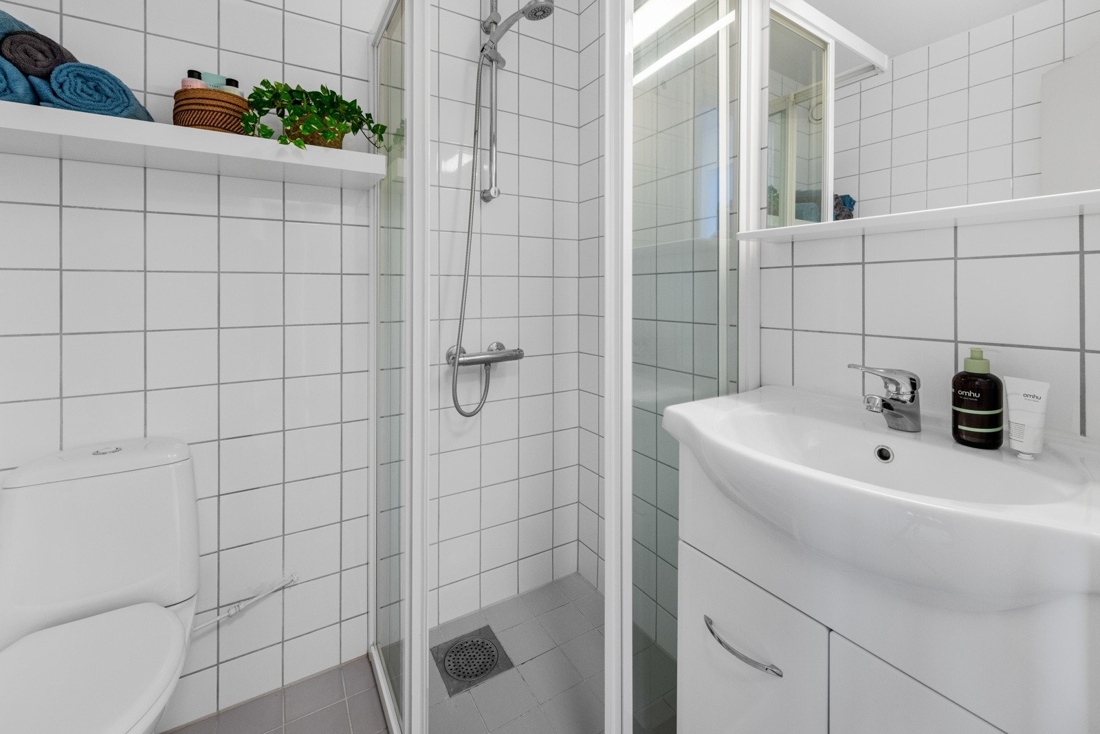 Badet er flislagt på gulv og vegger Galleribilde
