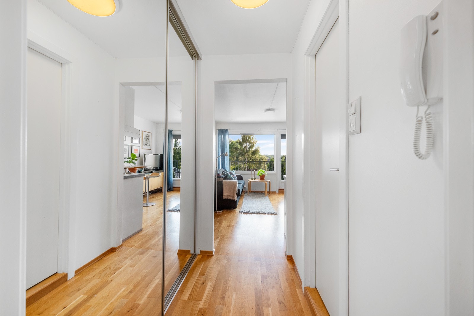 Gangen er utstyrt med dobbel skyvedørsgarderobe med speilfront Galleribilde