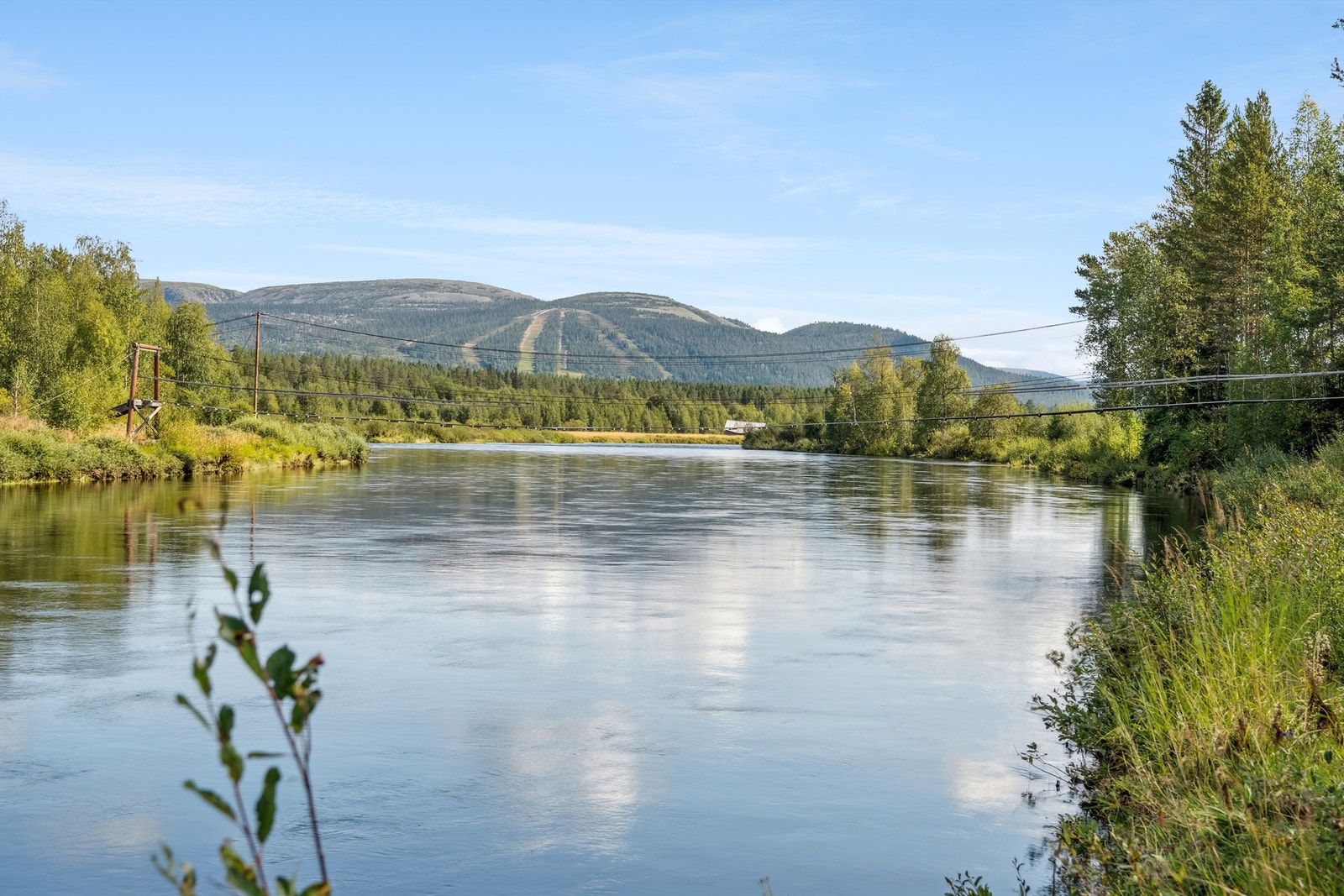 Eiendommen ligger nær elva Ljøra og i dalføret ligger Fulufjellet alpinsenter Galleribilde