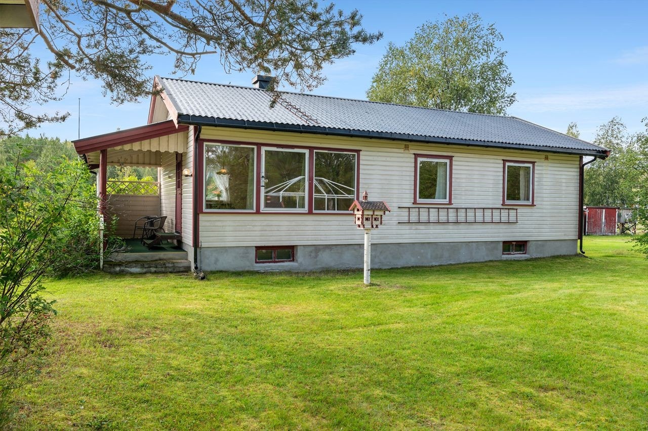 Enebolig med usjenert hage og full kjeller Galleribilde