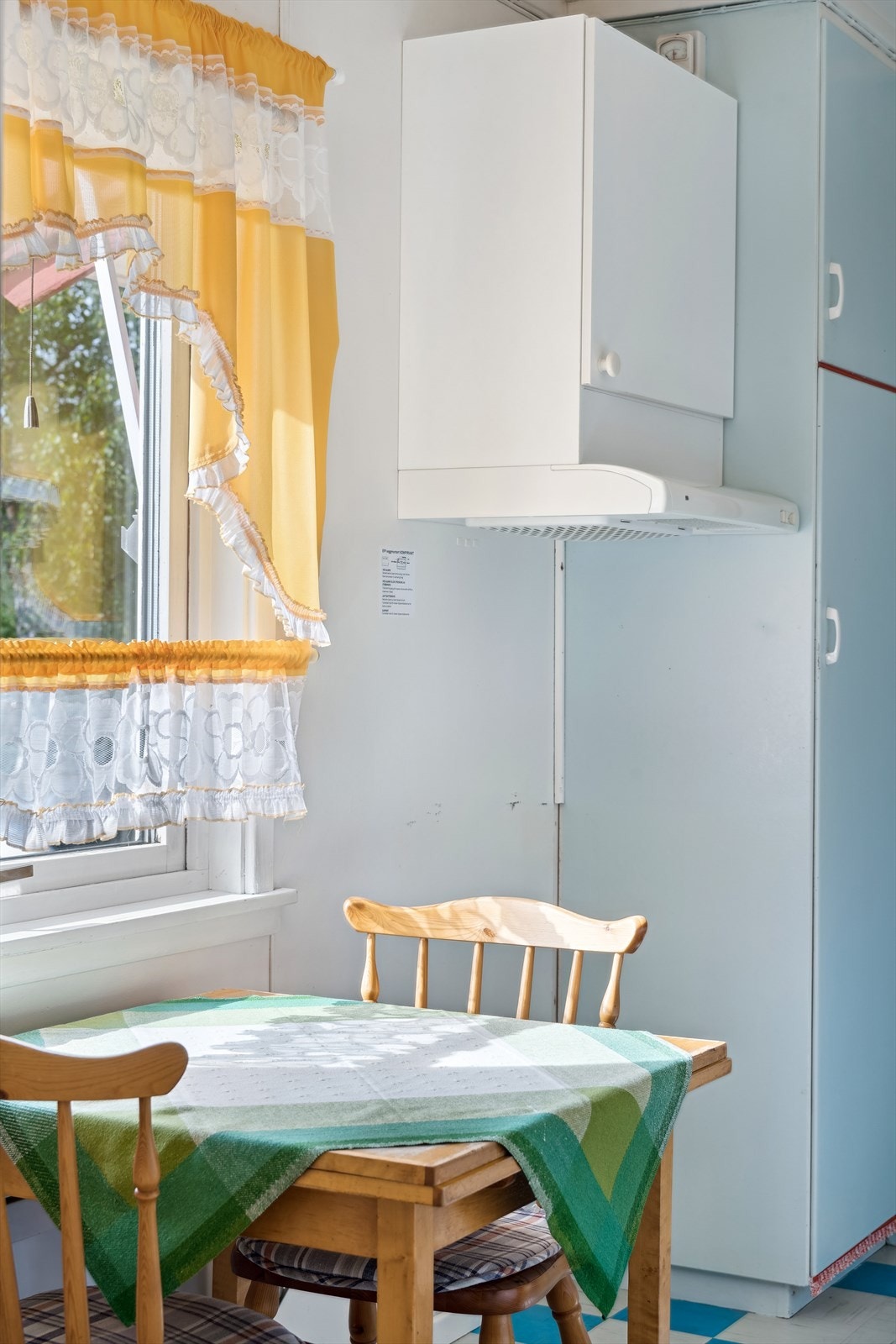 Kjøkkenvifte over plassen for komfyr Galleribilde