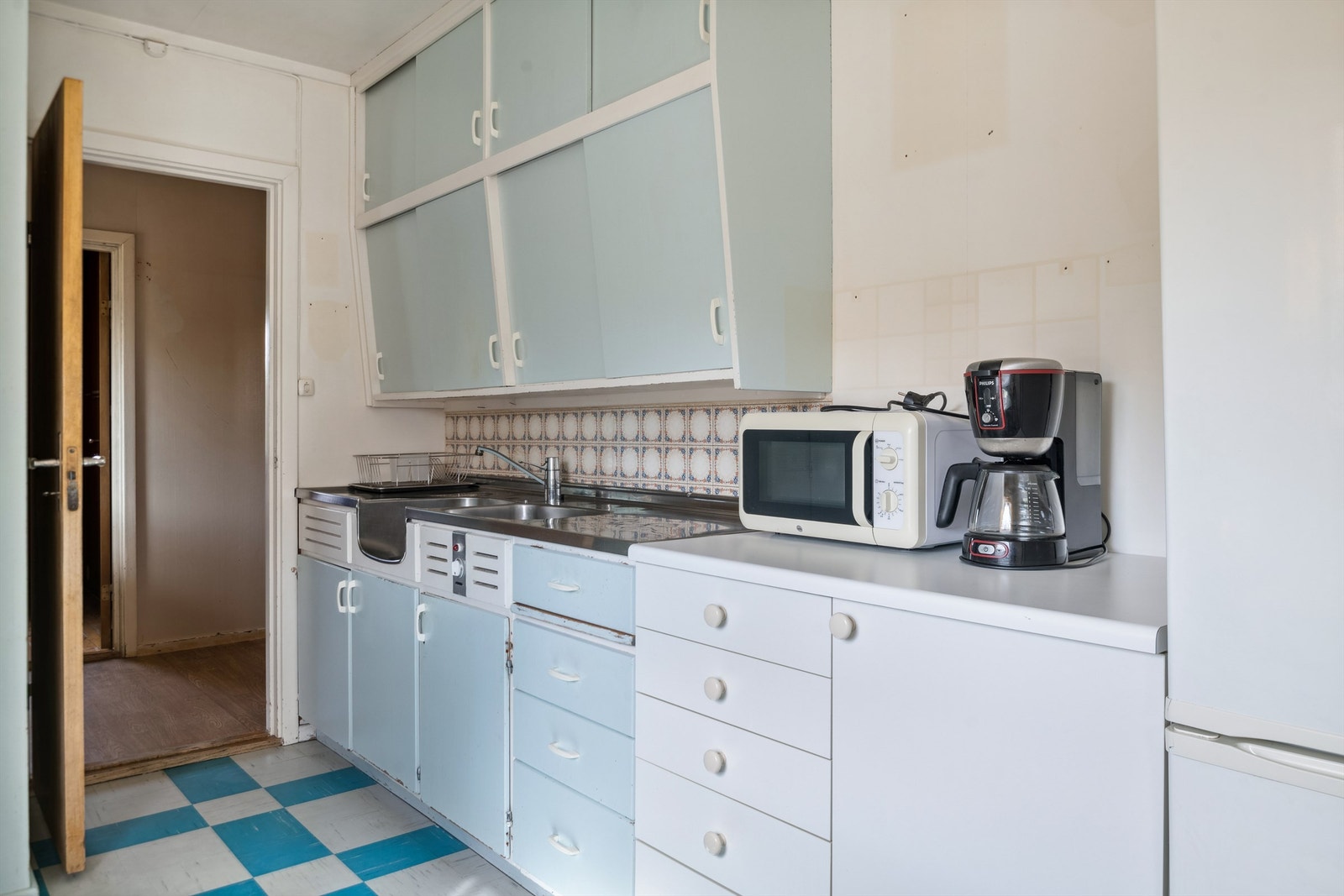 Eldre kjøkken med innredning fra byggeår Galleribilde