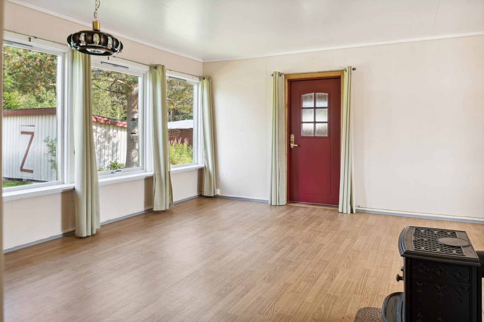 Rikelig med lys inn fra store stuevinduer Galleribilde