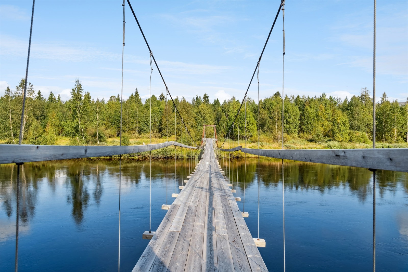 Hengebru over Ljøra noen hundre meter fra eiendommen Galleribilde