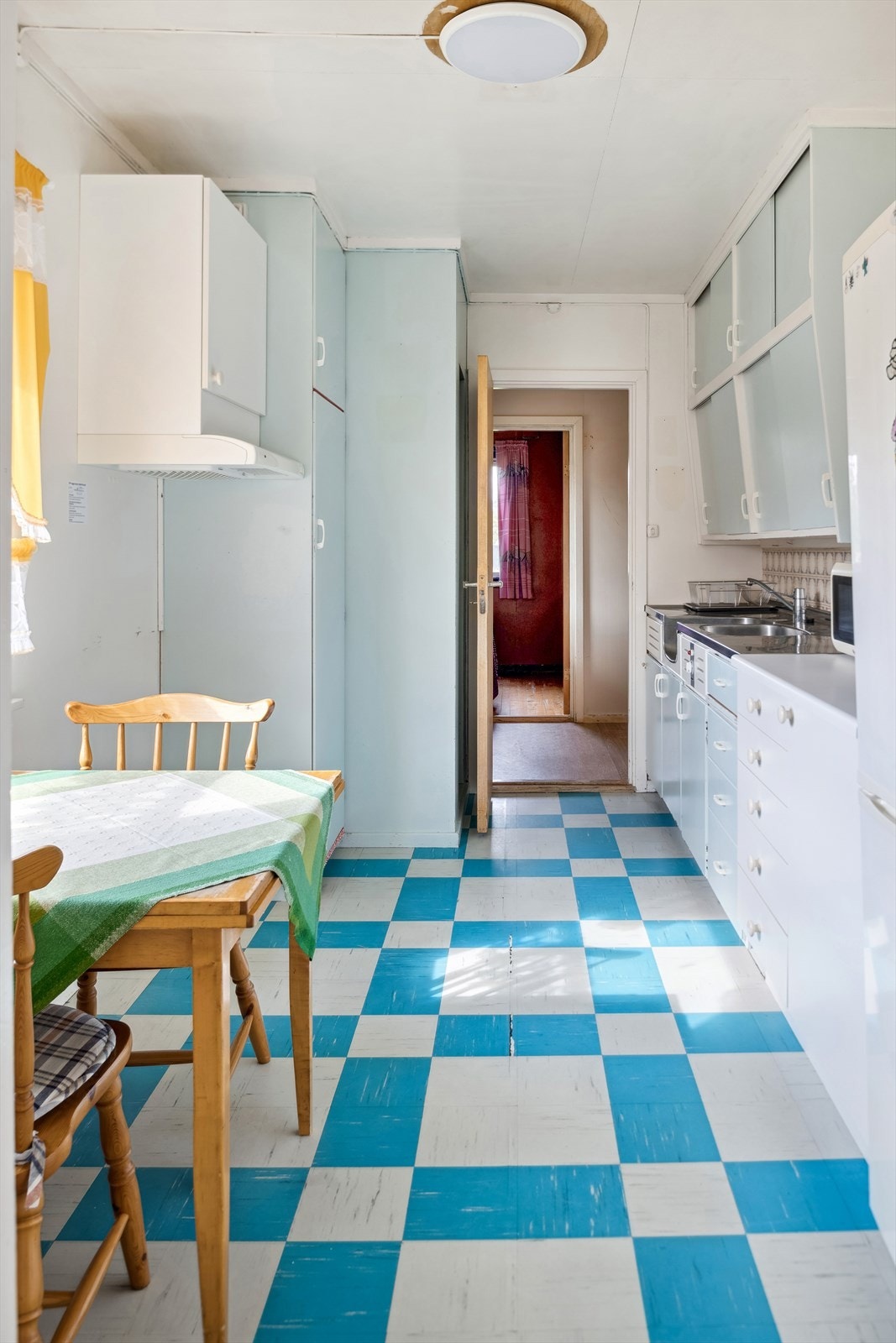 Plass til et spisebord ved vinduet Galleribilde