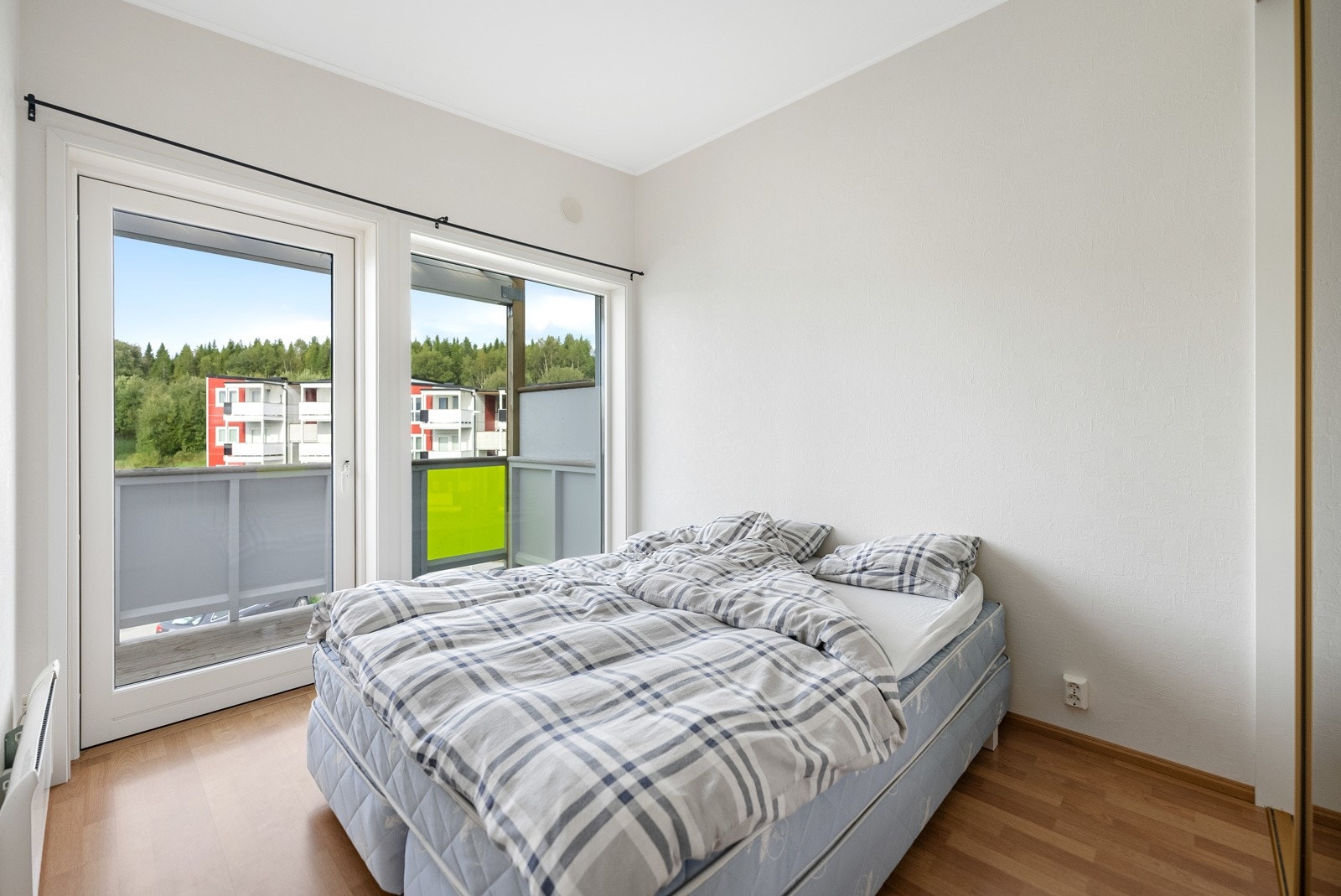 Leiligheten har et hovedsoverom av god størrelse, med utgang til nordvestvendt balkong. Galleribilde