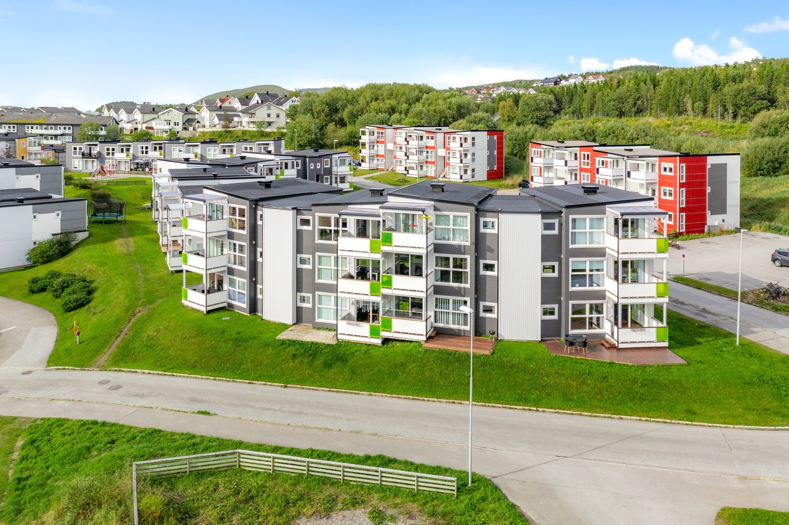 Utomhus har du egen bod like utenfor inngangsdøren i 3. etasje, samt fast oppstillingsplass på tomta. Galleribilde