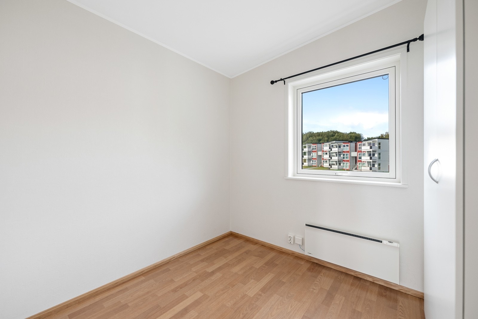 Det andre soverommet passer ypperlig både som gjesterom, barnerom og hjemmekontor. Galleribilde