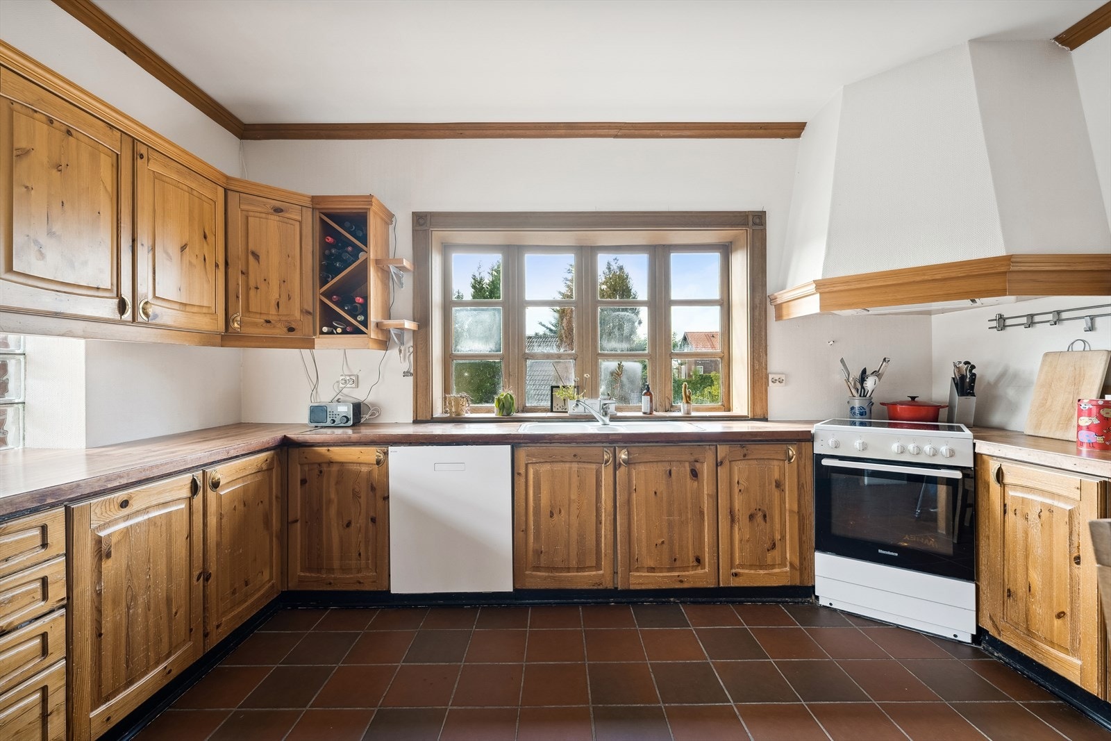 Kjøkkenet er av eldre standard med profilerte fronter i tre. Kjøkkenet gir godt med skap- og skuffeplass, samt gode arbeidsflater på benk. Galleribilde