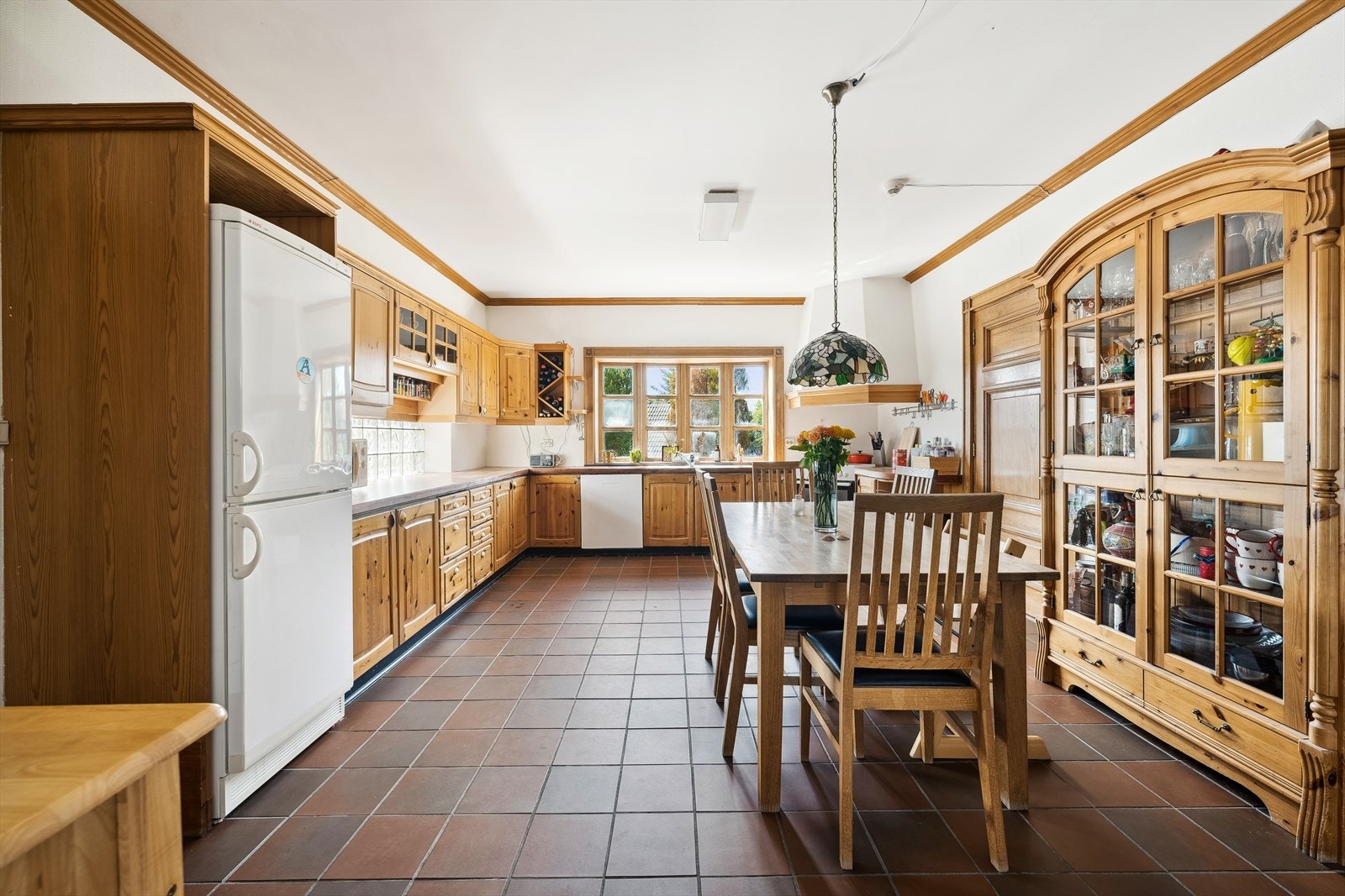 Fra spisestuen har man tilkomst til kjøkkenet som også er et stort oppholdsrom med god plass til spisebord. Galleribilde