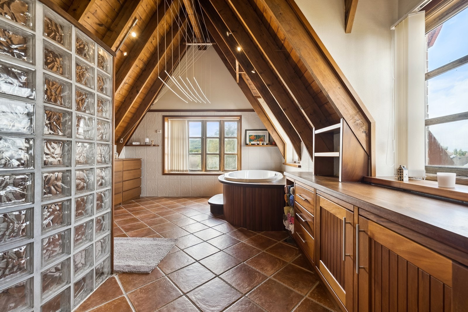 Baderommet i andre etasje er stort og er i dag innredet med badekar, dusjnisje, toalett, dobbel servant og rikelig med oppbevaringsplass. Galleribilde