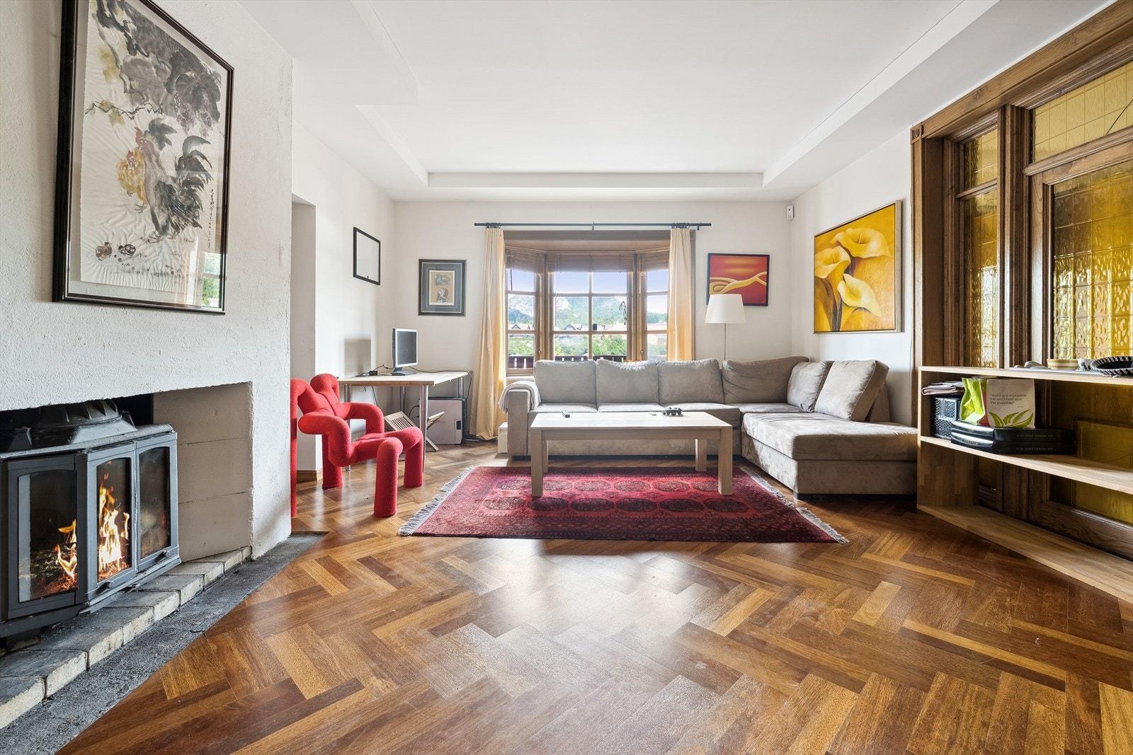 I første etasje finner man også en romslig stue avlukket fra de andre oppholdsrommene. Denne stuen blir i dag benyttet som bibliotek og tv-stue. Galleribilde