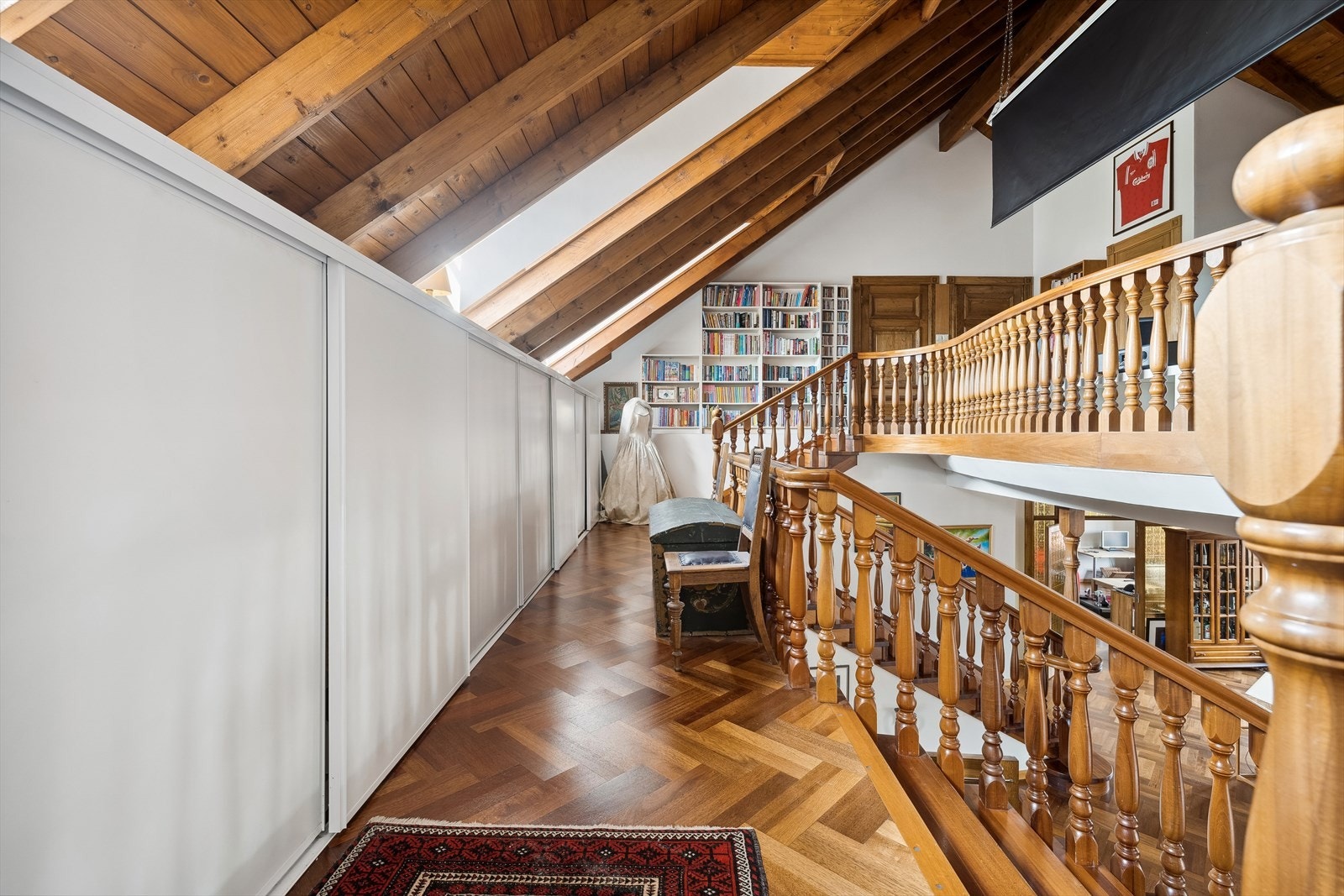 I trapperommet har man god lagringsplass i en smart skapløsning. Galleribilde