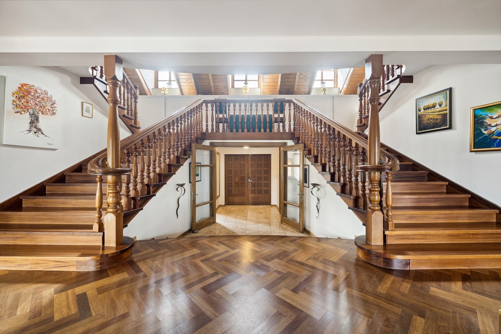 Velkommen inn! Fra entreen kommer man inn til oppholdsrommet via doble dører. Trappen mellom første og andre etasje er virkelig blikkfanget i boligen. Galleribilde