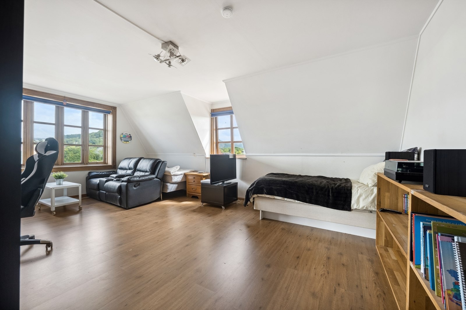 Soverom 5. Alle soverommene er av god størrelse og gir rom for å møblere med både dobbeltseng, garderobe og skrivepult. Galleribilde