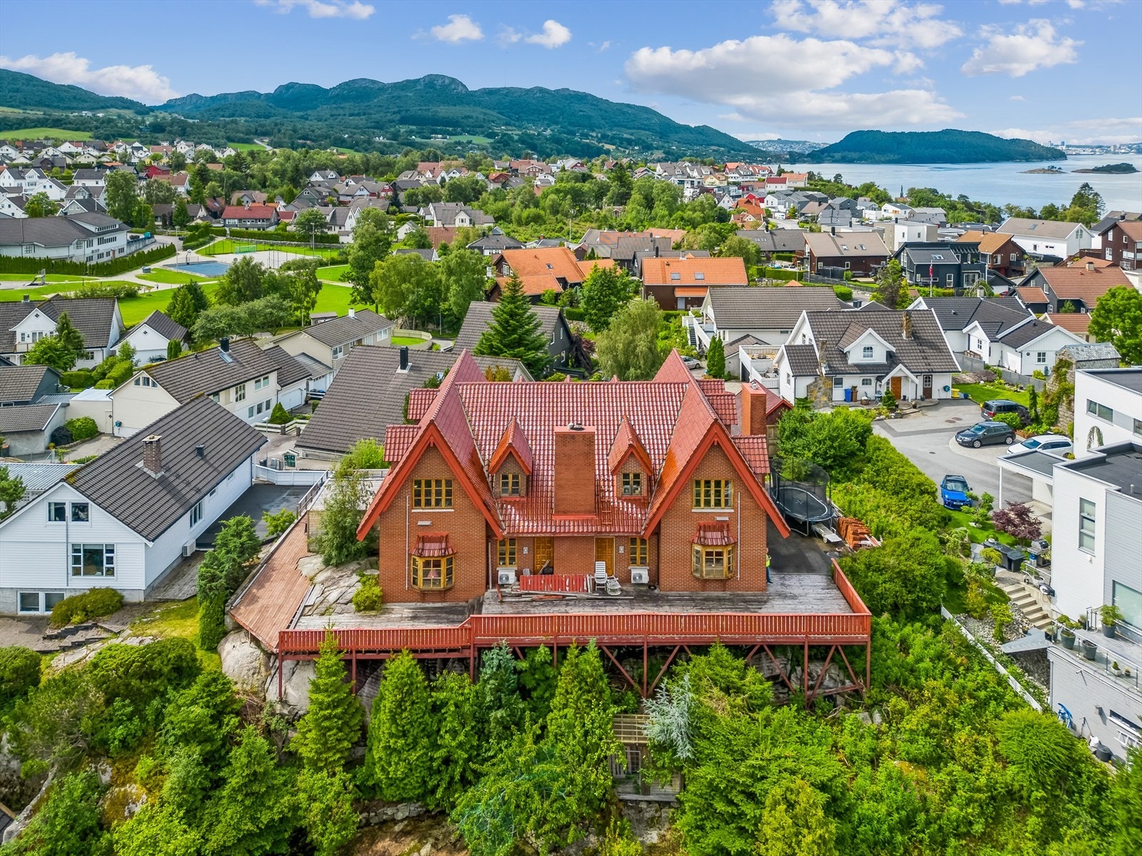 DNB Eiendom har gleden av å presentere Teineveien 11 - En herskapelig enebolig i høyden med flott utsikt over Hommersåk sentrum. Galleribilde